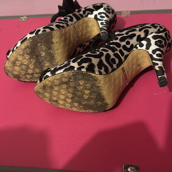 Betsey Johnson black and white heels - Picture 3 of 4
